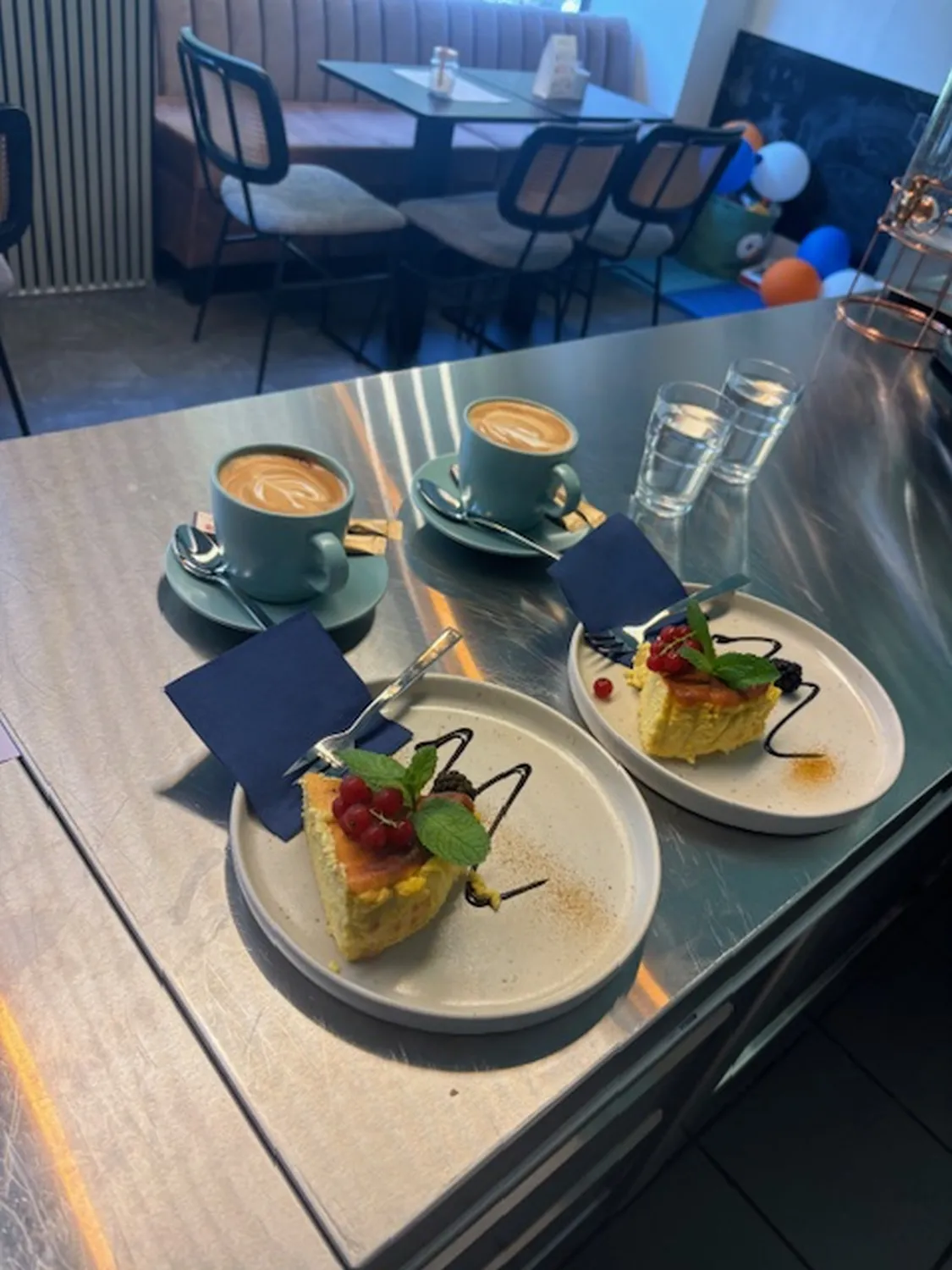 Brownie mit Kaffee von Kaffee von Jon Cafe - Mirand Sinanaj
