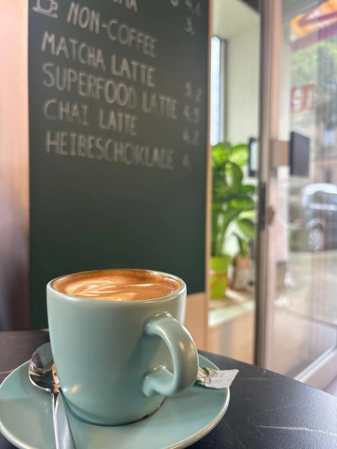 Kaffee von Jon Cafe - Mirand Sinanaj 