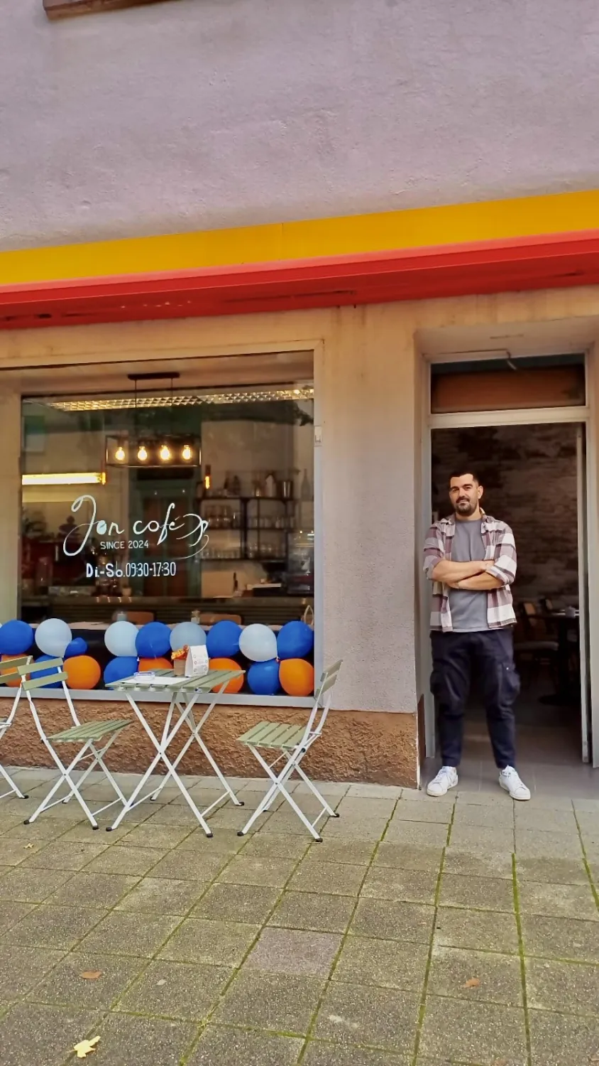  Jon Cafe - Mirand Sinanaj 