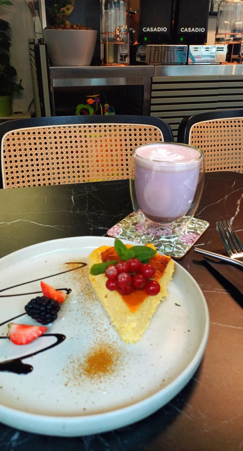 Getränke und Kuchen von Jon Cafe - Mirand Sinanaj 