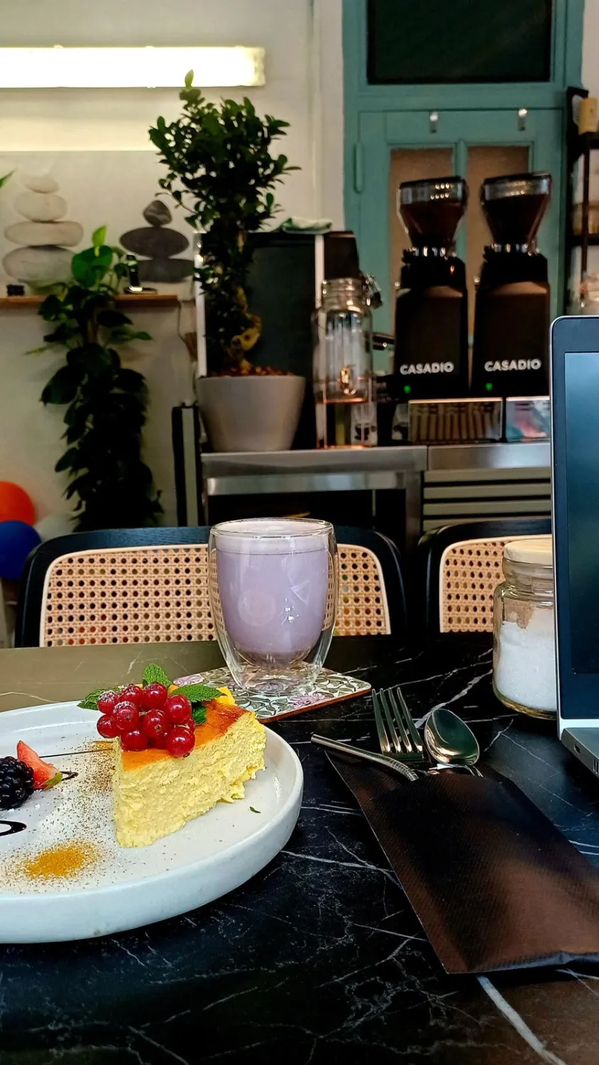 Getränke und Kuchen von Jon Cafe - Mirand Sinanaj 